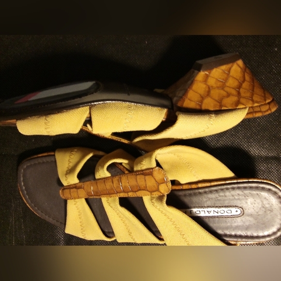 Donald J. Pliner - NWT- Open Toe Wedge, 3 Fabric Straps For Comfort, Size 7... - Picture 10 of 12